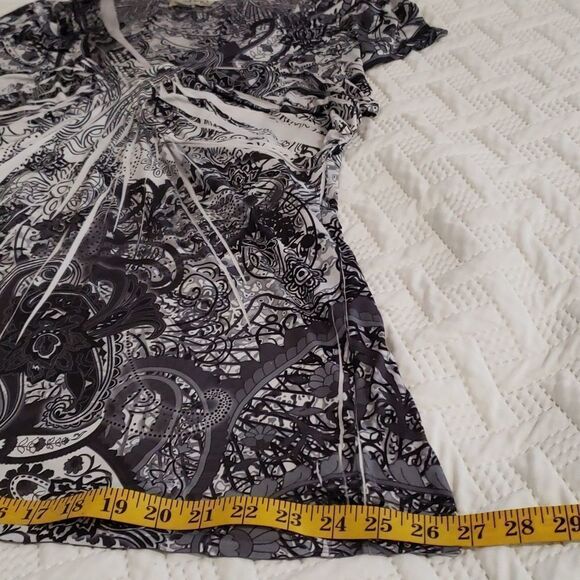 Live and Let Live. Live and Let  Black and White Graphics Boho Style Top. Size L - Picture 9 of 9